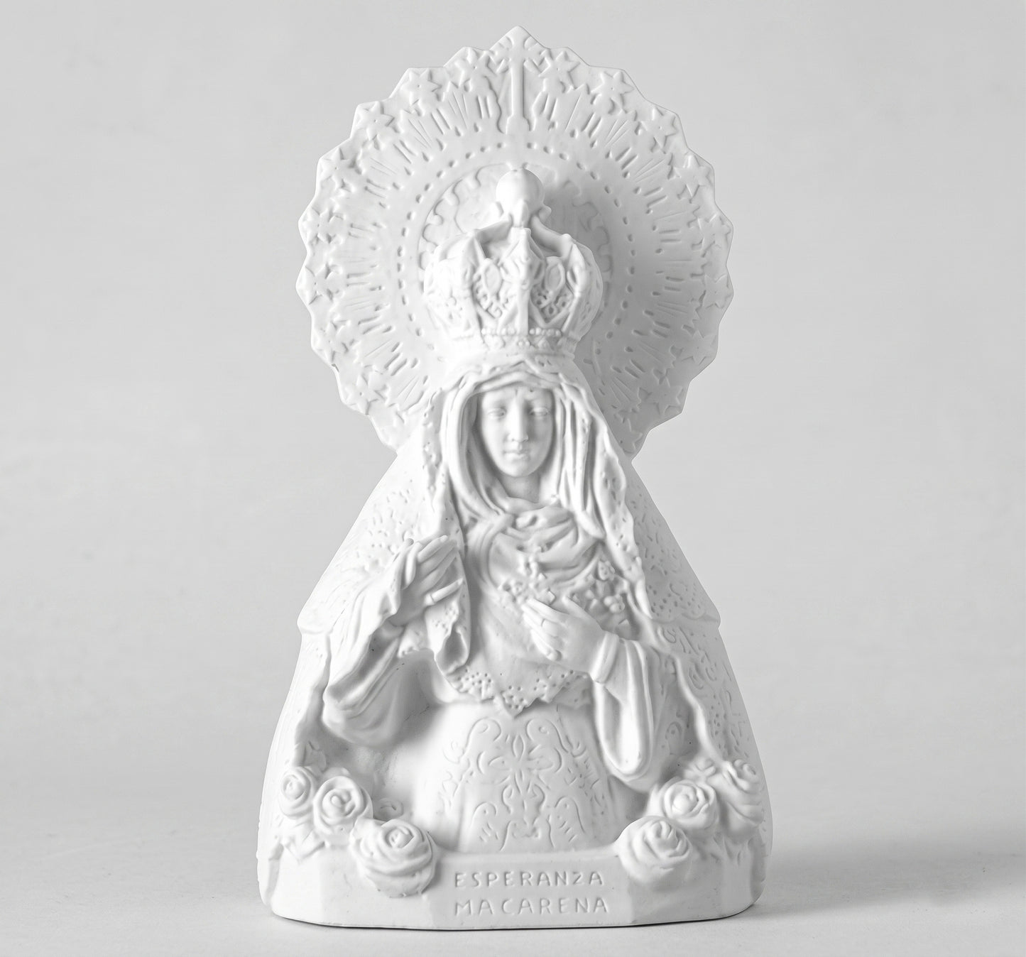 Compra la figura de la Virgen de la Esperanza Macarena en marmolina de 30 cm. Una pieza artesanal de gran realismo y acabado impecable para tu hogar o altar.
