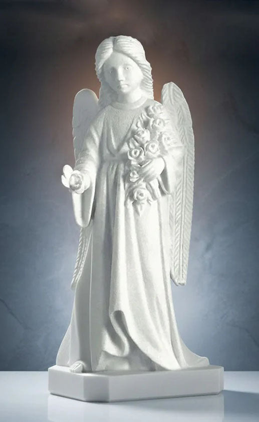Estatua corpórea de ángel con flores en mármol blanco Macael, tallada artesanalmente. Escultura funeraria de gran calidad para cementerios y panteones.