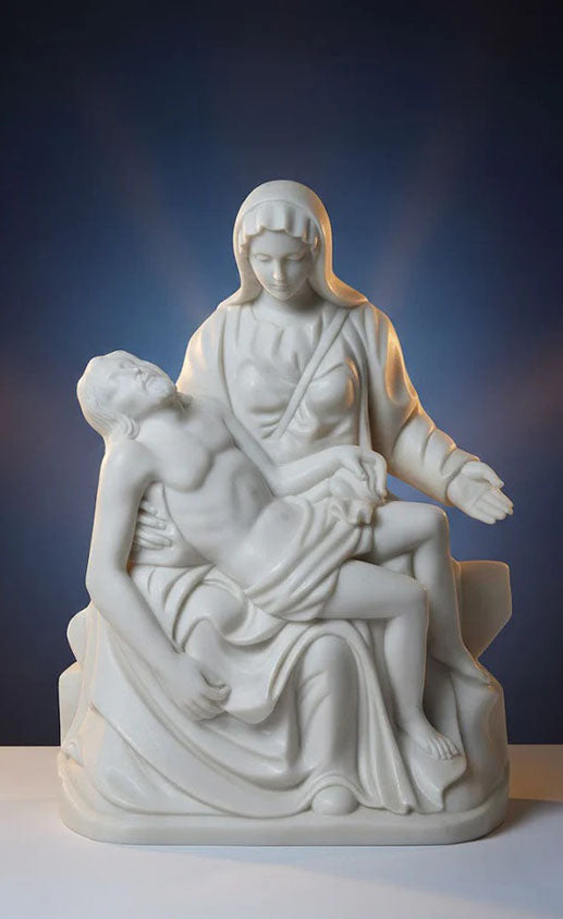 Estatua corpórea de La Piedad en mármol blanco Macael, fabricada artesanalmente. Escultura religiosa de gran calidad para cementerios y panteones.