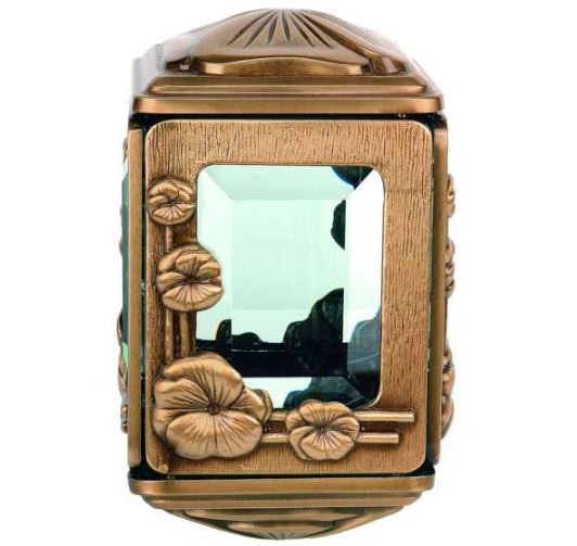 Farol funerario de bronce con cristales biselados para velas. Portavelas elegante y resistente para exterior, ideal para lápidas y panteones. Envío a toda España.