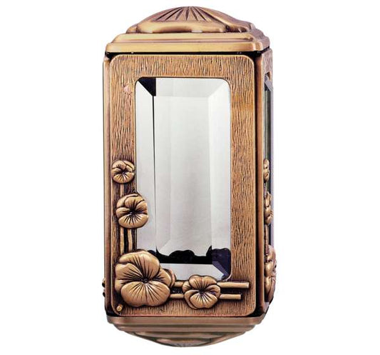 Farol funerario de bronce con cristales biselados para velas grandes. Portavelas resistente para exterior, diseño elegante e ideal para lápidas y panteones. Envío a toda España.