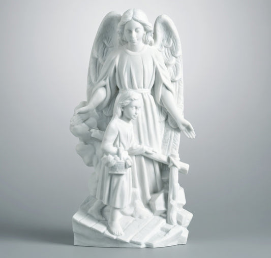 Imagen religiosa del Ángel de la Guarda en mármol sintético modelo MR 6040, diseñada para la decoración de lápidas, nichos y columbarios con alta resistencia a la intemperie.