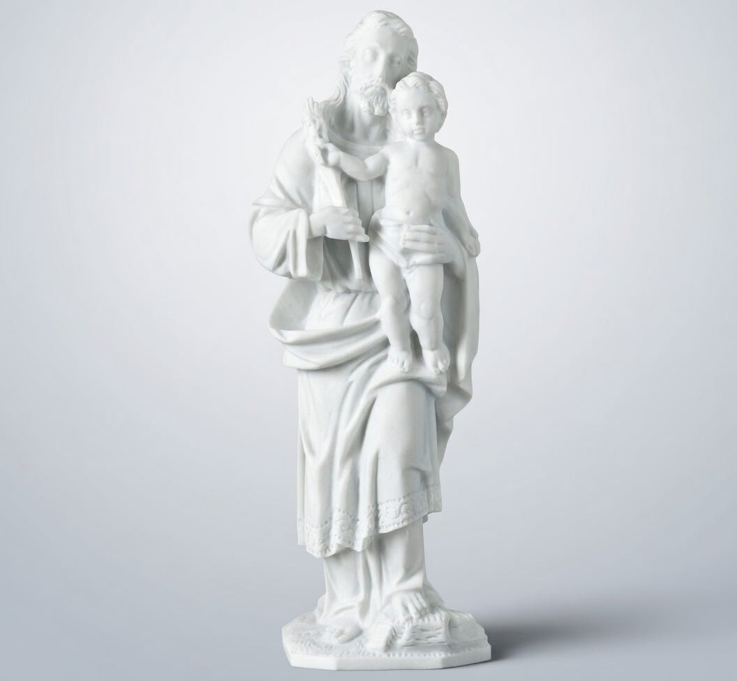 Figura de San José en marmolina de 38 cm con dorso plano. Especialmente diseñada para pegar fácilmente en lápidas, garantizando un agarre seguro y duradero en exteriores.