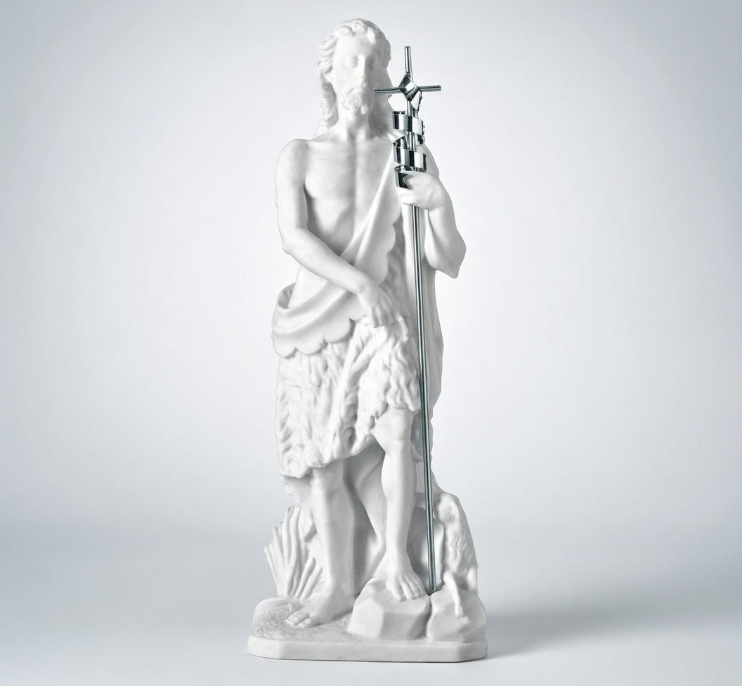 Imagen religiosa de San Juan fabricada en mármol sintético modelo MR 6068, diseñada para la ornamentación de lápidas, nichos y arte funerario de alta resistencia.