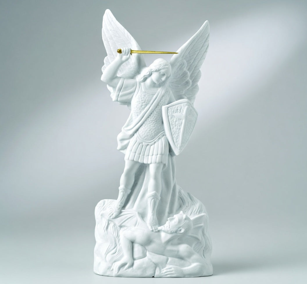 Imagen religiosa de San Miguel Arcángel en mármol sintético modelo MR 6340, diseñada para la decoración de lápidas, nichos y frentes de panteón con alta resistencia a la intemperie.
