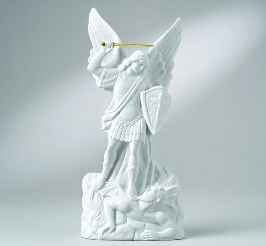 Imagen religiosa de San Miguel Arcángel en mármol sintético modelo MR 6340, diseñada para la decoración de lápidas, nichos y frentes de panteón con alta resistencia a la intemperie.