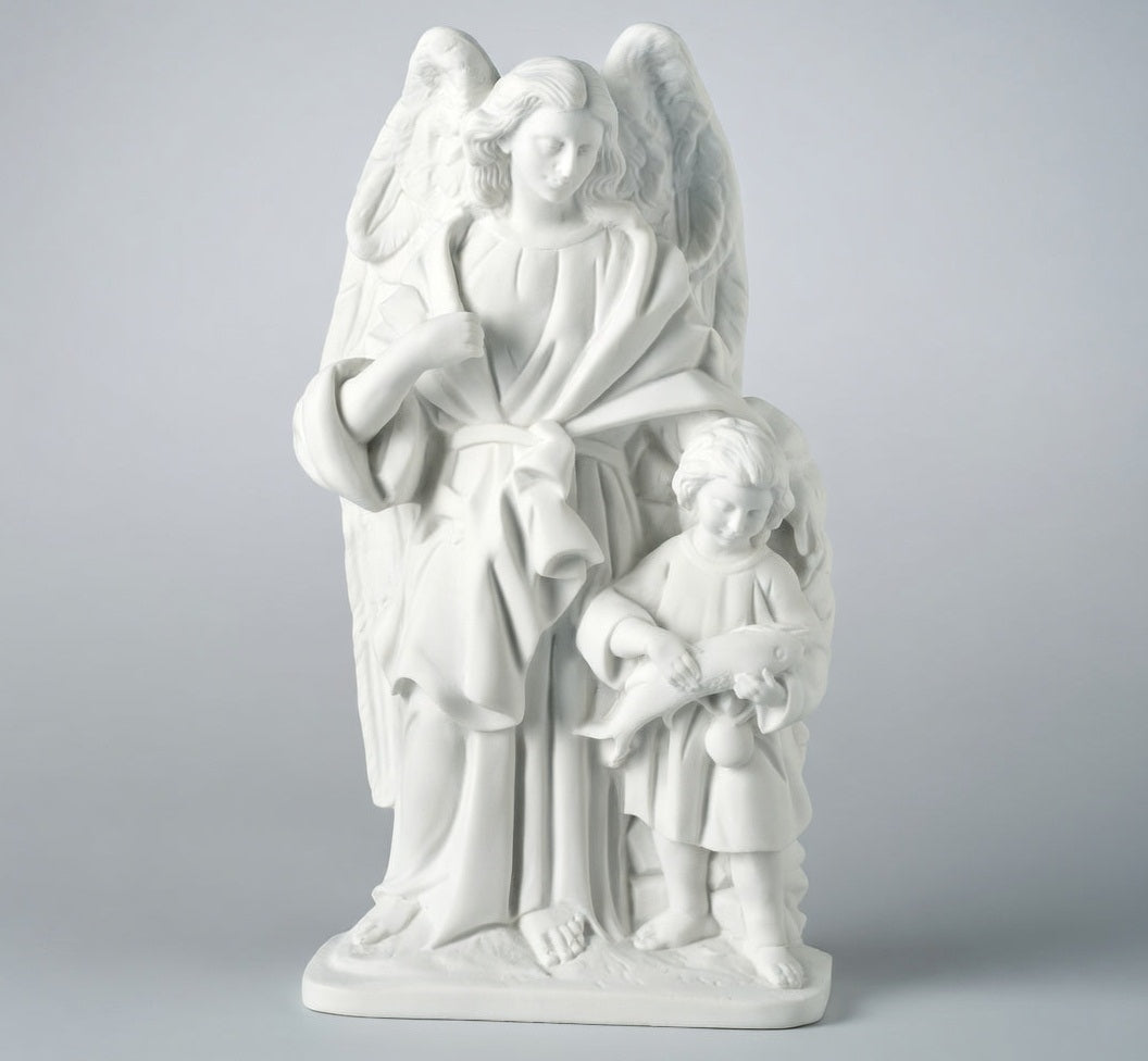 Imagen religiosa del Arcángel San Rafael en mármol sintético modelo MR 6062, diseñada para la decoración de lápidas, nichos y frentes de panteón con alta durabilidad.