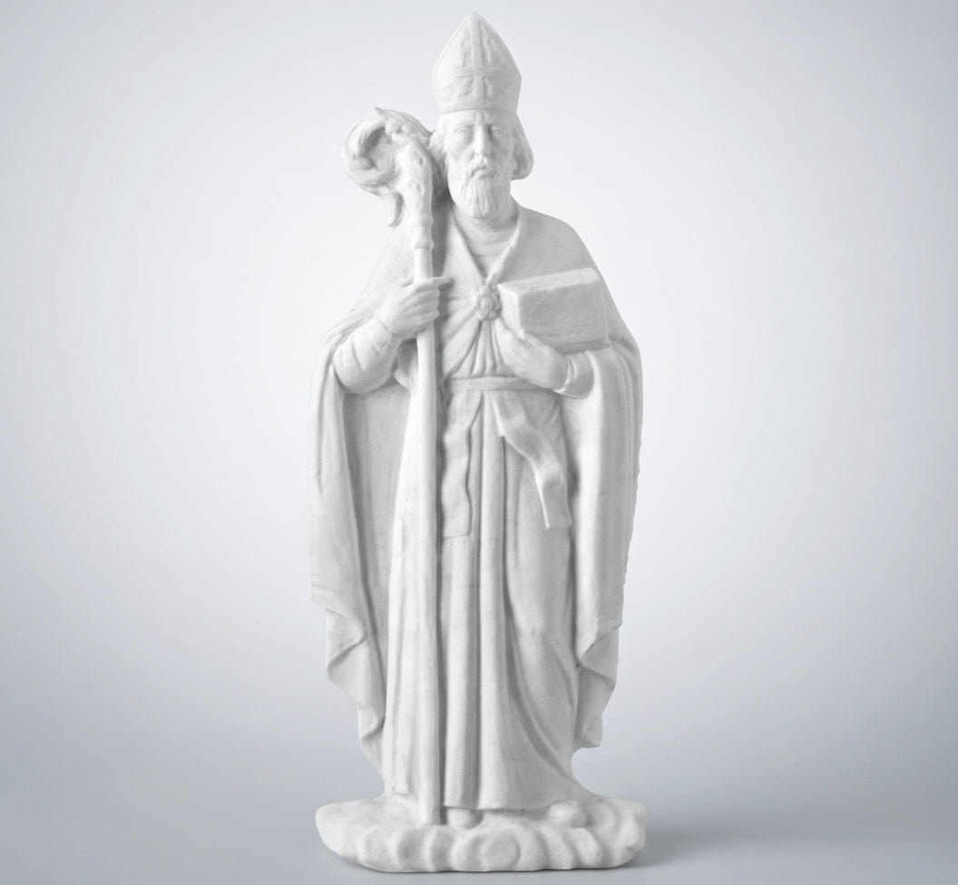 Compra esta figura de San Agustín en marmolina de 37 cm. Cuenta con dorso plano para pegar fácilmente en lápidas, garantizando máxima resistencia al clima.