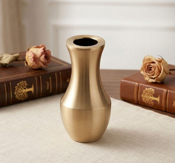 Mini urna relicario modelo UR 3690 con diseño de florero para pared fabricado en bronce, ideal para cenizas y homenaje con flores frescas.