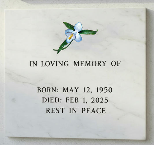 La Flor de Hibisco BR 1554 DB está elaborada en bronce de alta calidad, pintada a mano y lacada al horno, lo que garantiza un acabado fino, resistente y estable