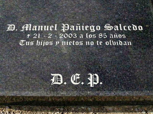 Inscripción en Letras Grabadas Inscripción en letras góticas grabadas y arenadas para sepulturas. Estilo solemne y tradicional, alto contraste y durabilidad garantizada sobre granito y mármol.