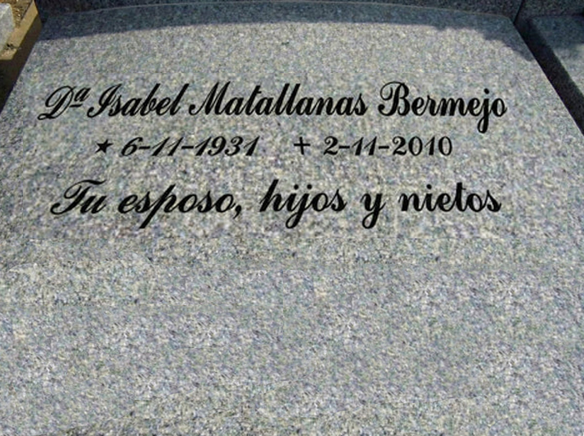 Inscripción en letras inglesas grabadas y arenadas para sepulturas. Estilo elegante y ornamental, alto contraste visual y durabilidad garantizada sobre granito y mármol.