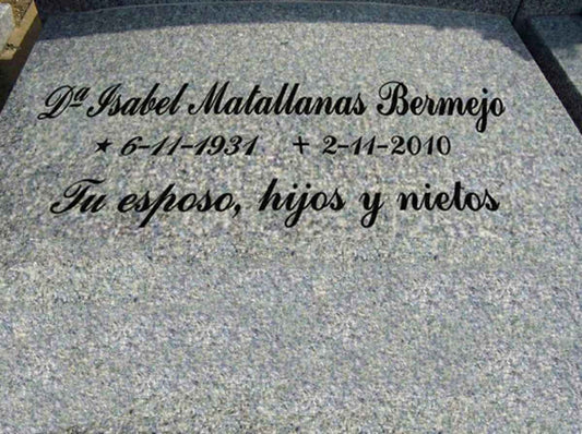 Inscripción en letras inglesas grabadas y arenadas para sepulturas. Estilo elegante y ornamental, alto contraste visual y durabilidad garantizada sobre granito y mármol.