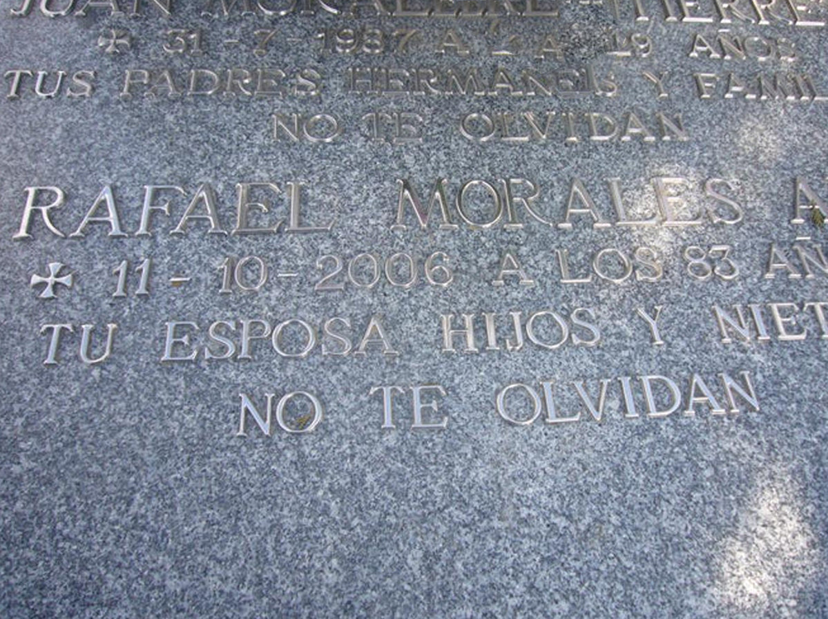 Inscripción en letras romanas de acero inoxidable para sepulturas. Estilo clásico, máxima resistencia al exterior y acabado elegante y duradero para granito y mármol.