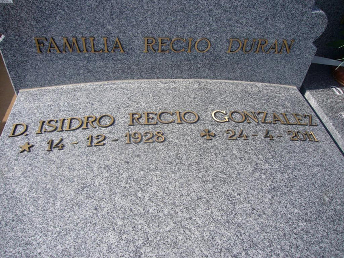 Inscripción en letras romanas de bronce doradas para sepulturas. Acabado clásico y elegante, alta resistencia al exterior y durabilidad garantizada sobre granito y mármol.