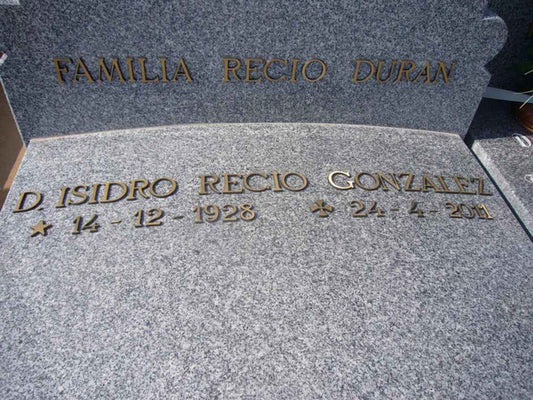 Inscripción en letras romanas de bronce doradas para sepulturas. Acabado clásico y elegante, alta resistencia al exterior y durabilidad garantizada sobre granito y mármol.