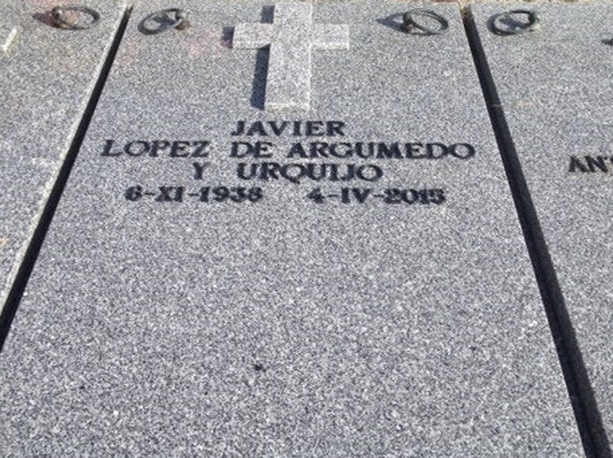 Inscripción en letras romanas de bronce negras para sepulturas. Estética sobria y elegante, alta resistencia al exterior y durabilidad garantizada sobre granito y mármol.
