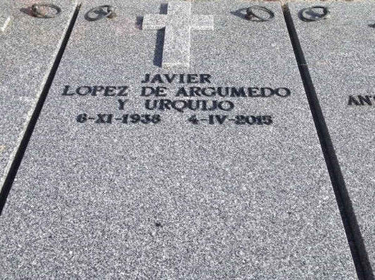 Inscripción en letras romanas de bronce negras para sepulturas. Estética sobria y elegante, alta resistencia al exterior y durabilidad garantizada sobre granito y mármol.