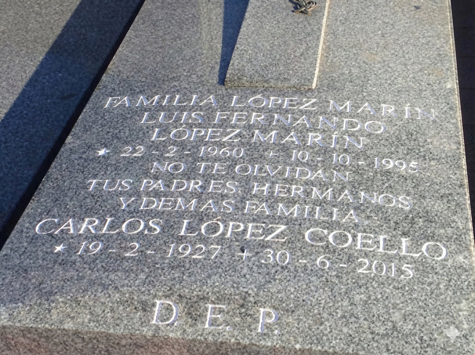Inscripción en letras romanas grabadas y arenadas para sepulturas. Estilo clásico, gran contraste visual y durabilidad garantizada sobre granito y mármol.