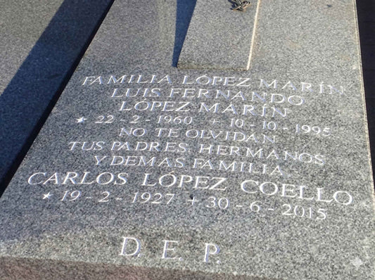 Inscripción en letras romanas grabadas y arenadas para sepulturas. Estilo clásico, gran contraste visual y durabilidad garantizada sobre granito y mármol.