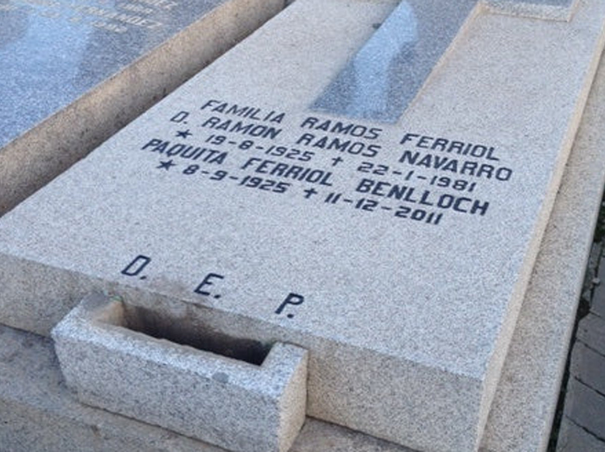 inscripción funeraria grabada a mano en sepultura de granito con técnica artesanal tradicional