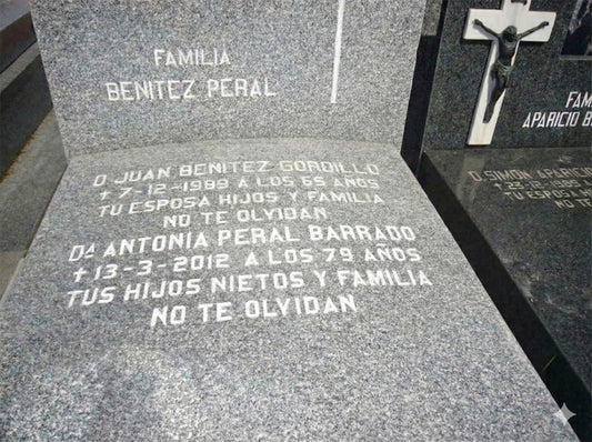 inscripción funeraria grabada a mano en sepultura de granito con técnica artesanal tradicional