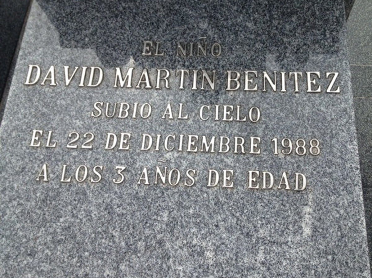 inscripción funeraria con letras de acero inoxidable en sepultura de granito .