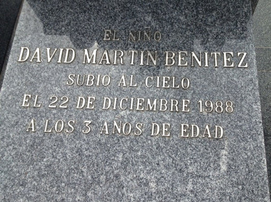 inscripción funeraria con letras de acero inoxidable en sepultura de granito .