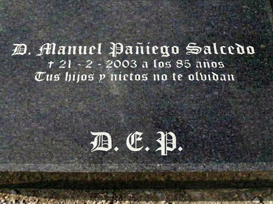 Inscripción en Letras Grabadas Góticas para Sepultura / Elegancia y Durabilidad