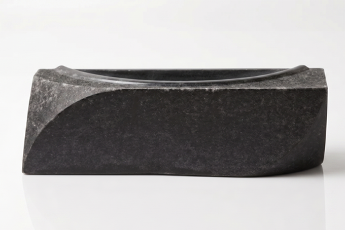 Jardinera de 36 cm para lápida de nicho en exclusivo granito negro intenso. Máxima durabilidad, brillo elegante y resistencia. Envío inmediato a domicilio.