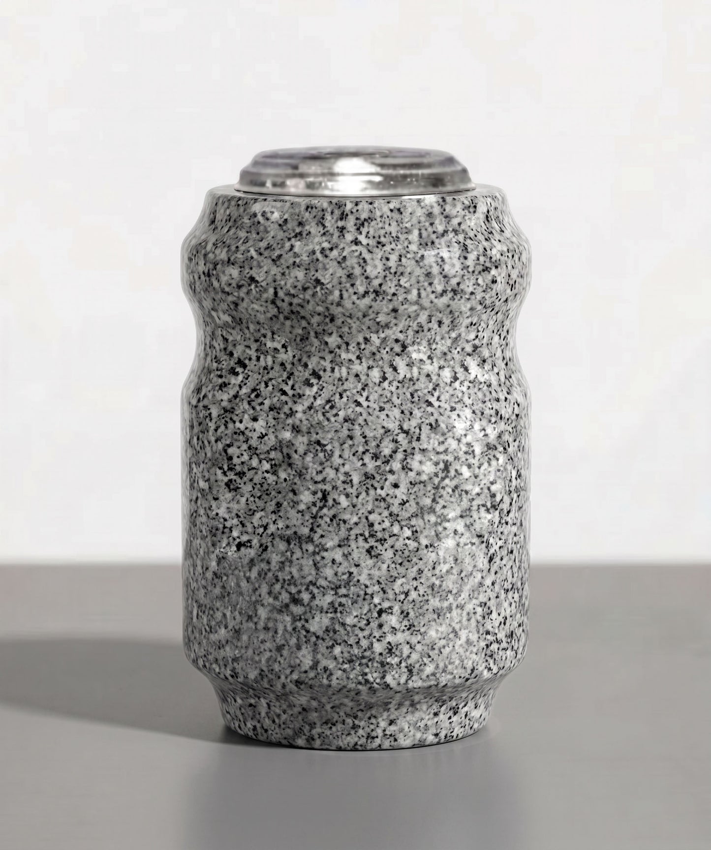 Jarrón de granito de 24 cm con diseño clásico y elegante para sepulturas. Máxima estabilidad, durabilidad y resistencia al clima exterior. ¡Compra el tuyo aquí!