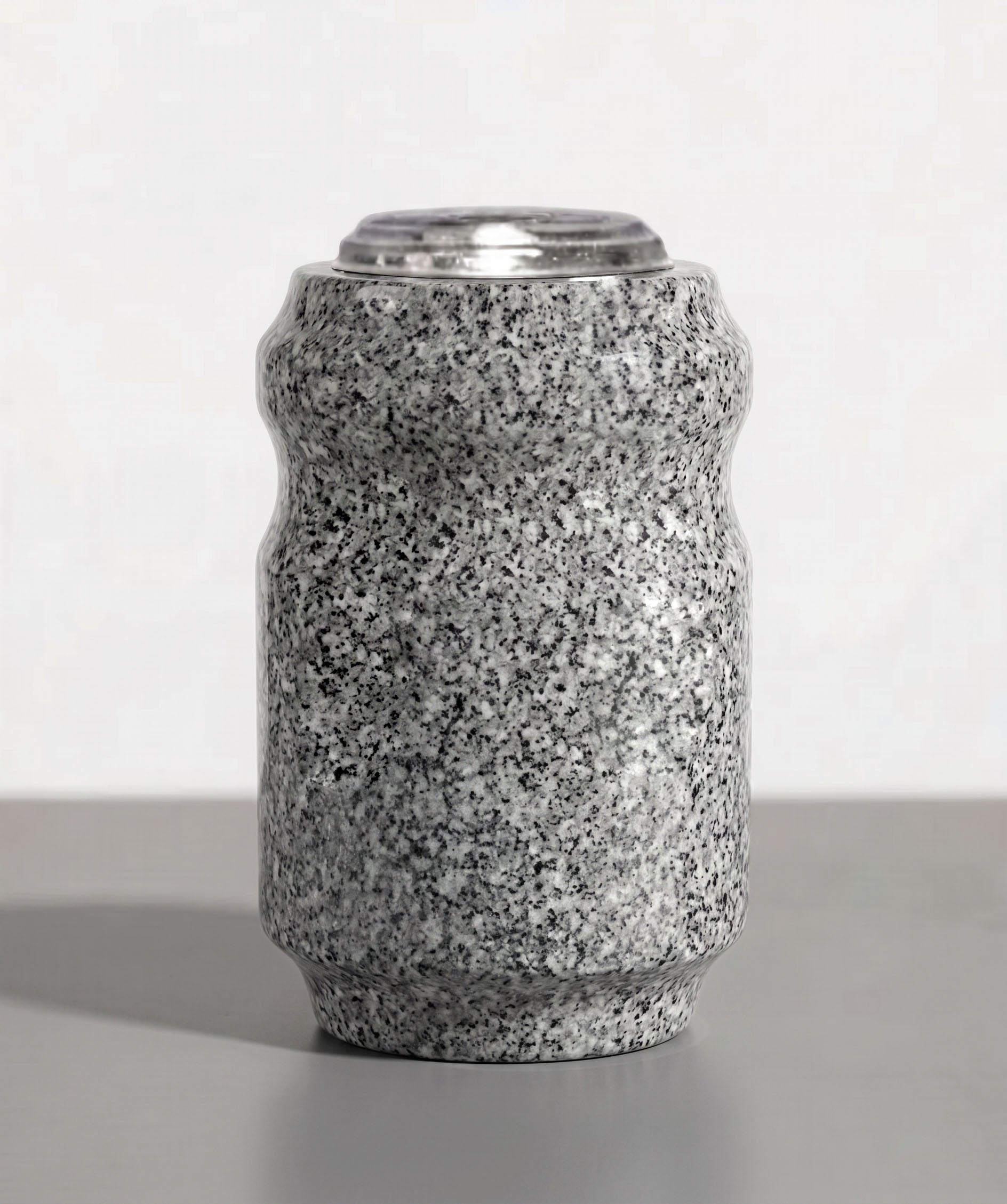 Jarrón de granito de 24 cm con diseño clásico y elegante para sepulturas. Máxima estabilidad, durabilidad y resistencia al clima exterior. ¡Compra el tuyo aquí!