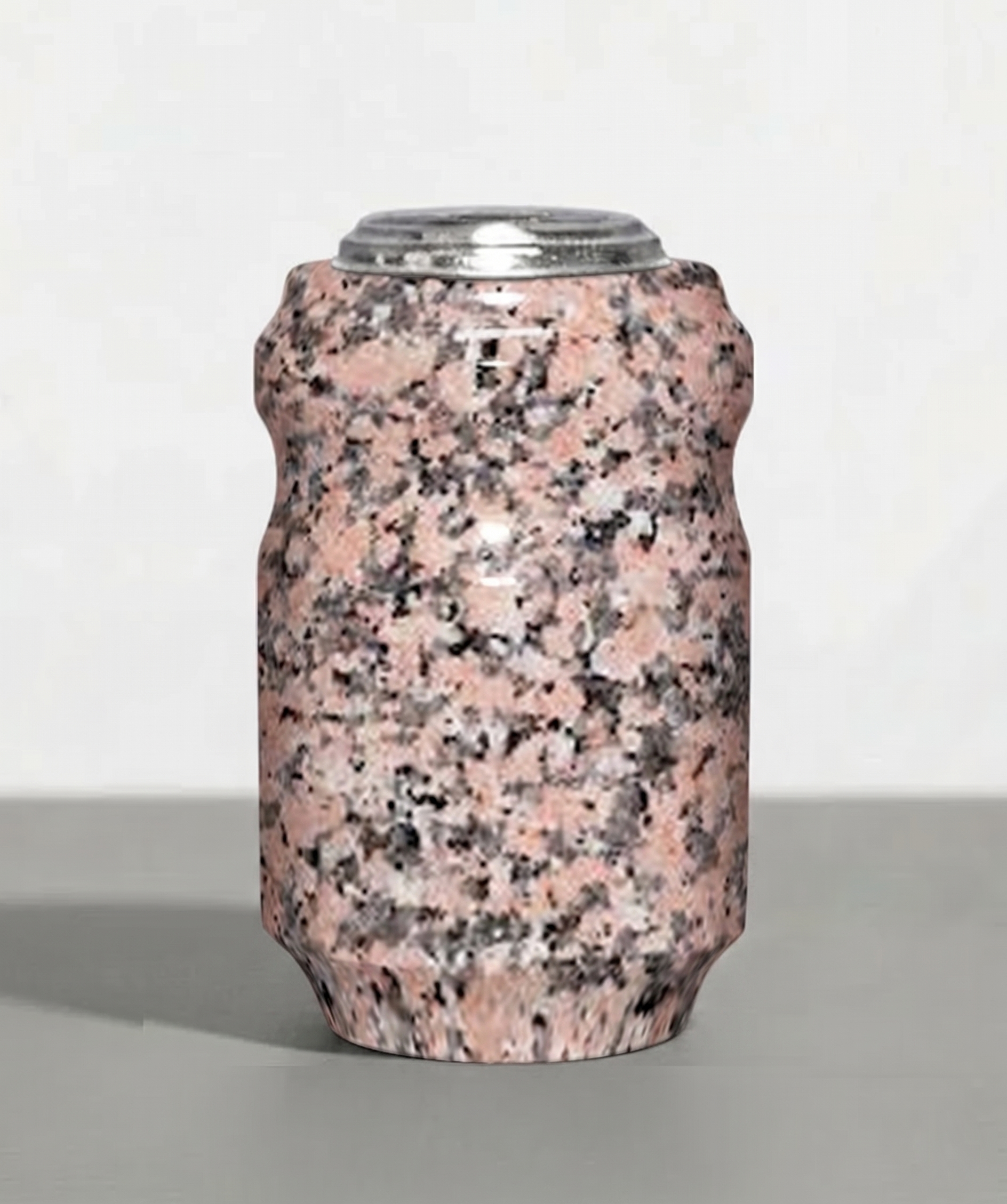 Jarrón de granito de 24 cm con diseño clásico y elegante para sepulturas. Máxima estabilidad, durabilidad y resistencia al clima exterior. ¡Compra el tuyo aquí!