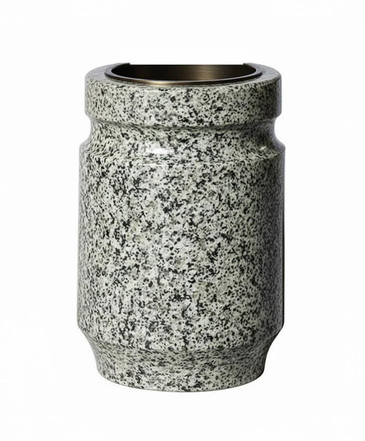 Jarrón 3/4 de granito con acabado clásico para nicho (18x12x10 cm). Mayor capacidad para flores con el fondo idóneo para lápidas. Envío rápido a toda España.