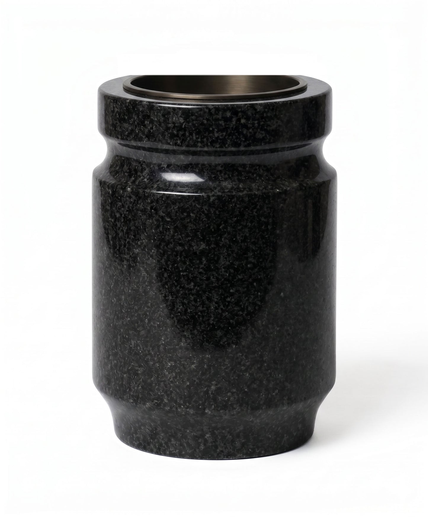 Jarrón 3/4 de granito con acabado clásico para nicho (18x12x10 cm). Mayor capacidad para flores con el fondo idóneo para lápidas. Envío rápido a toda España.