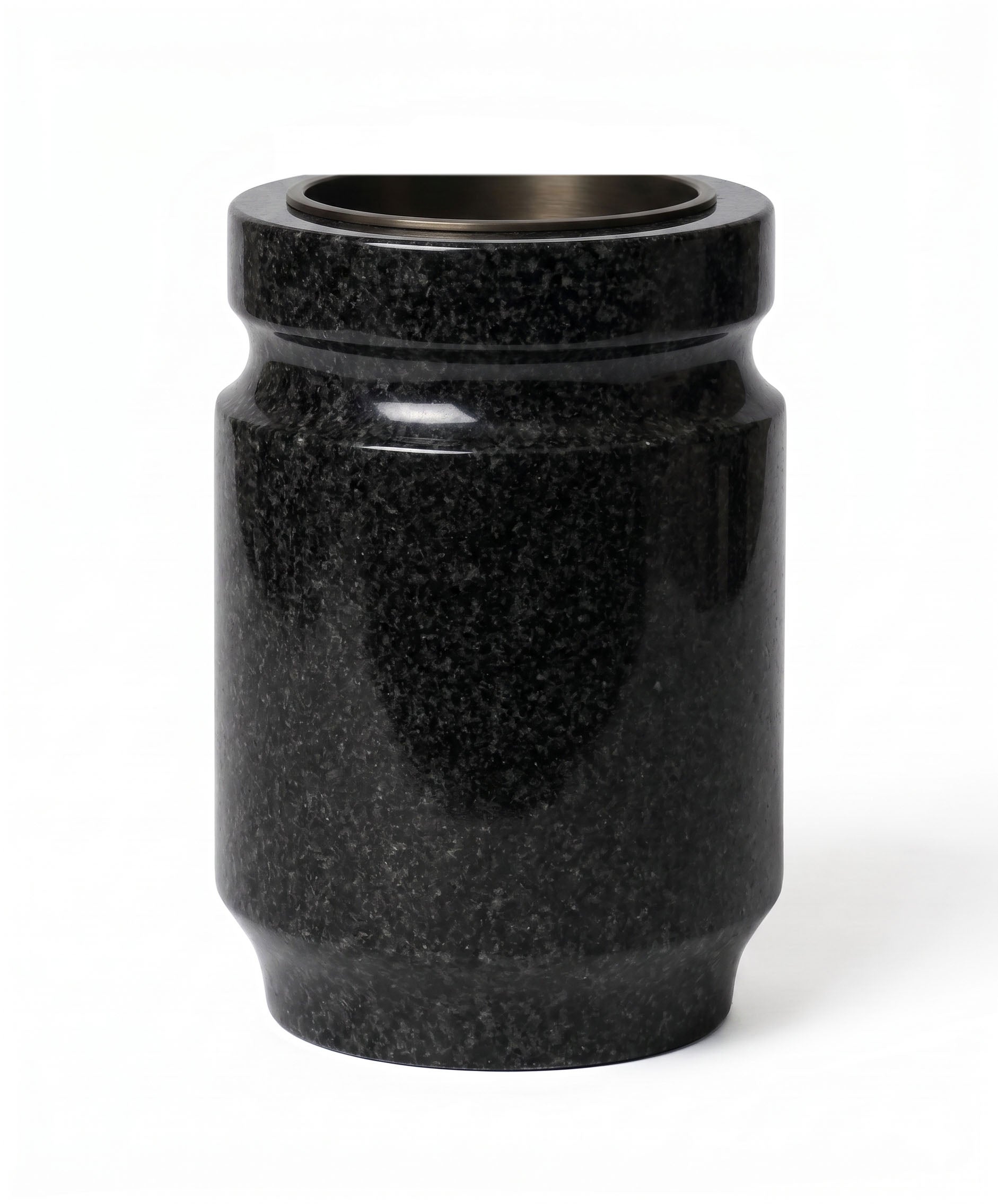 Jarrón 3/4 de granito con acabado clásico para nicho (18x12x10 cm). Mayor capacidad para flores con el fondo idóneo para lápidas. Envío rápido a toda España.
