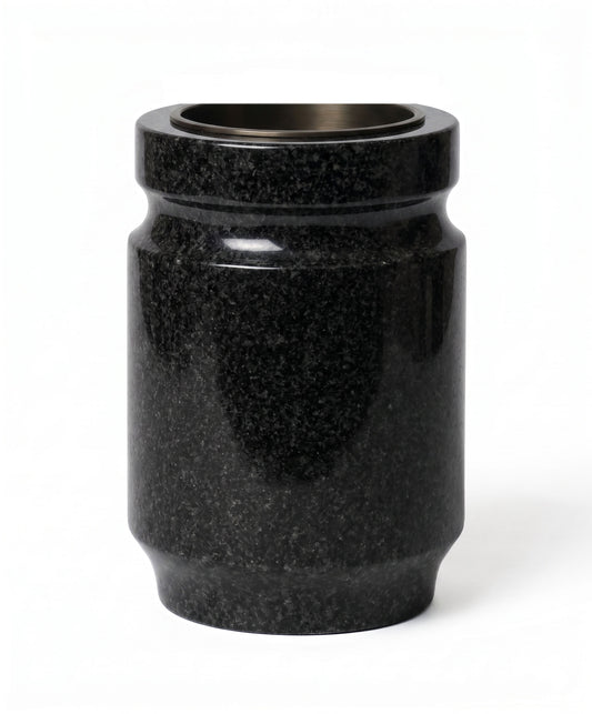 Jarrón 3/4 de granito con acabado clásico para nicho (18x12x10 cm). Mayor capacidad para flores con el fondo idóneo para lápidas. Envío rápido a toda España.
