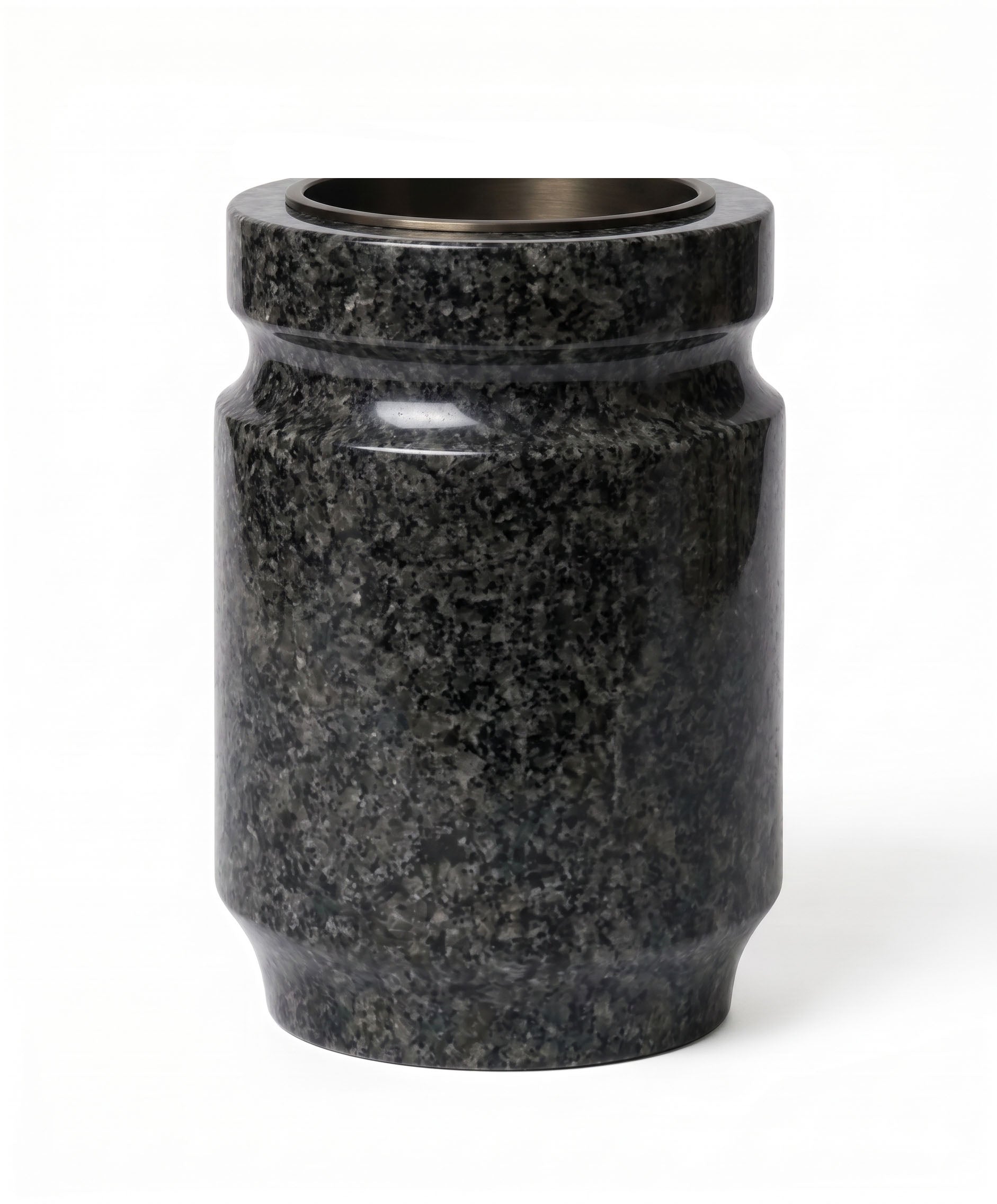 Jarrón 3/4 de granito con acabado clásico para nicho (18x12x10 cm). Mayor capacidad para flores con el fondo idóneo para lápidas. Envío rápido a toda España.