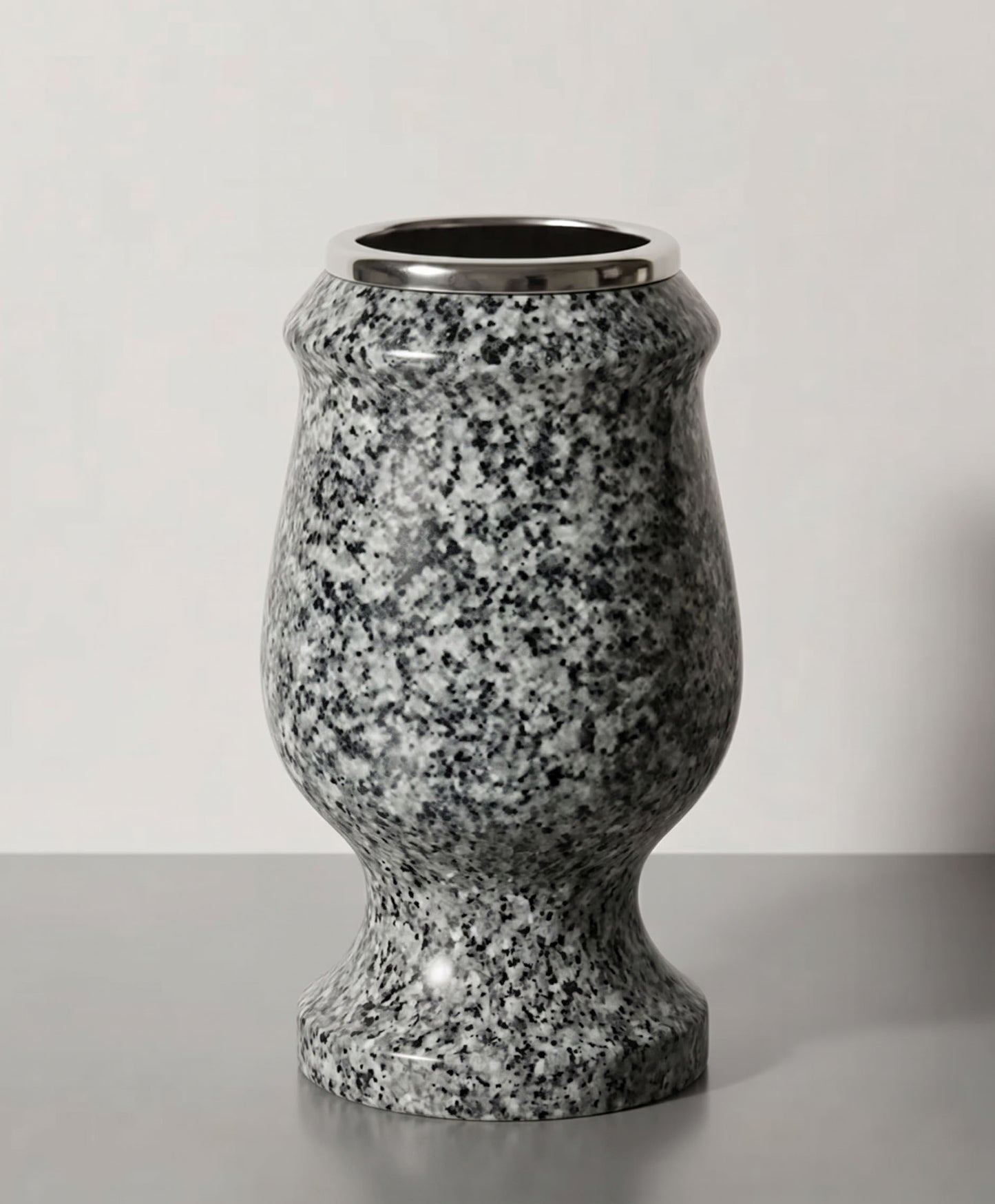Jarrón copa de granito (22 cm) para sepulturas. Silueta robusta y elegante de gran estabilidad. Ideal para ramos grandes en el cementerio. ¡Compra aquí!