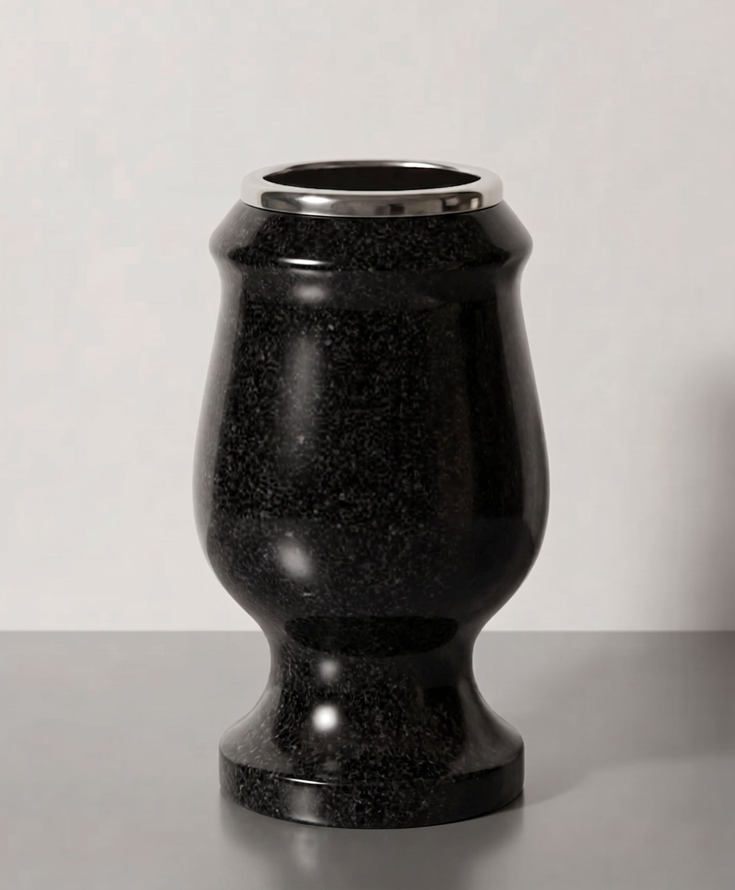 Jarrón copa de granito (22 cm) para sepulturas. Silueta robusta y elegante de gran estabilidad. Ideal para ramos grandes en el cementerio. ¡Compra aquí!