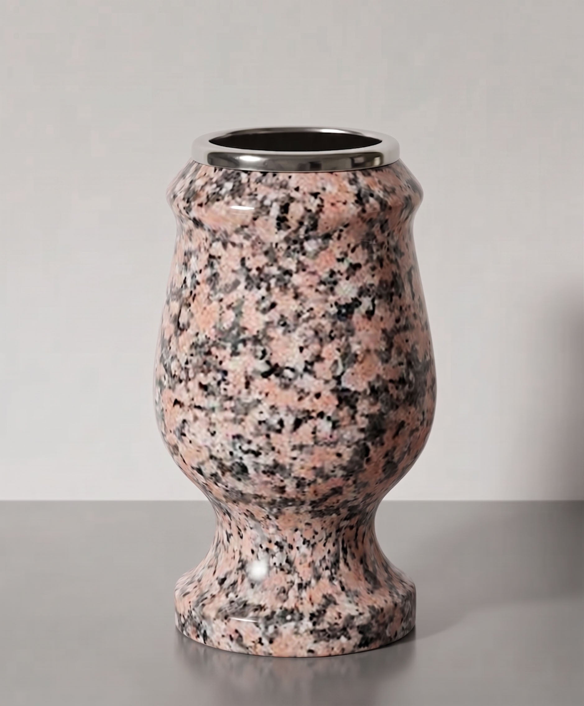 Jarrón copa de granito (22 cm) para sepulturas. Silueta robusta y elegante de gran estabilidad. Ideal para ramos grandes en el cementerio. ¡Compra aquí!