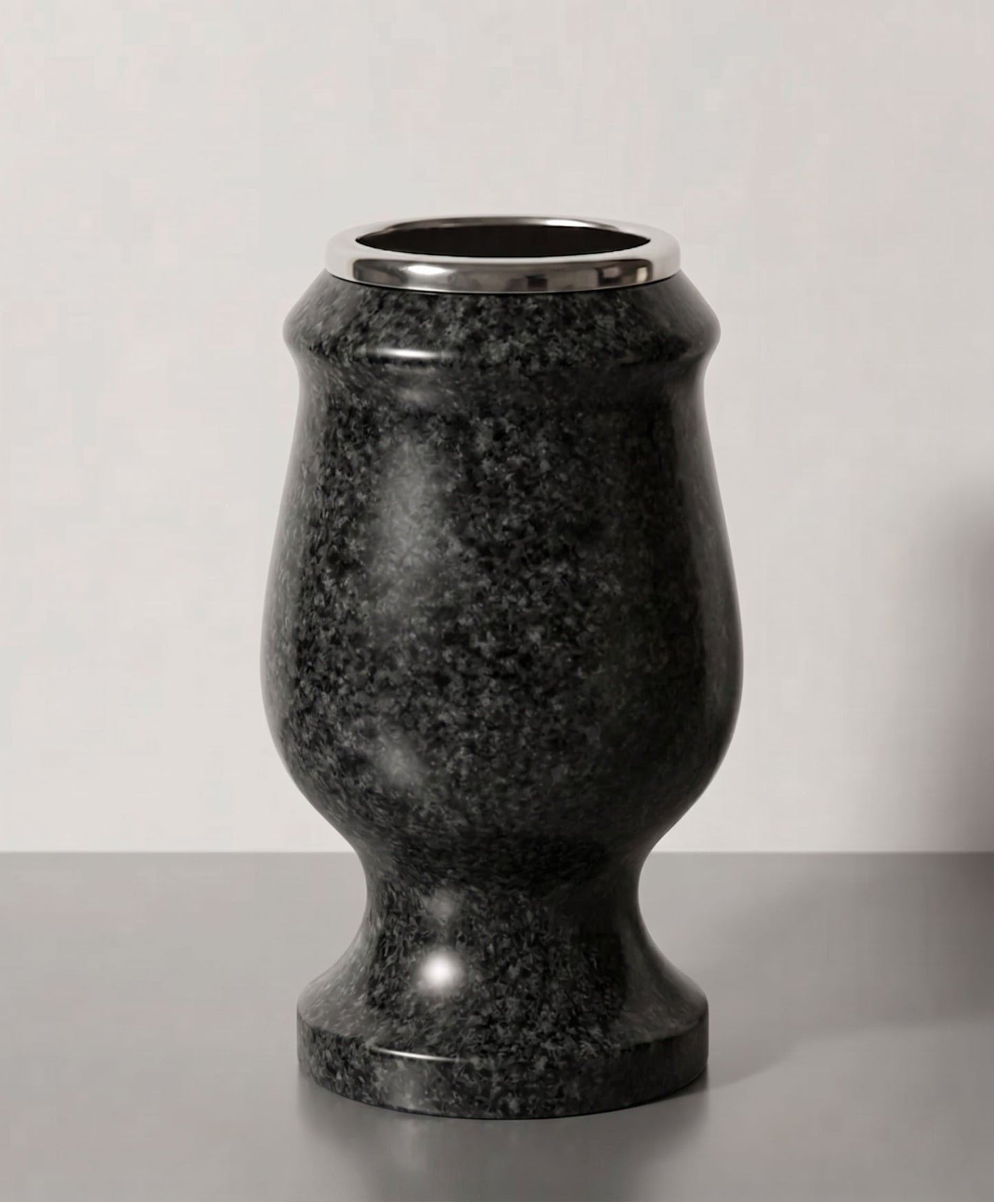 Jarrón copa de granito (22 cm) para sepulturas. Silueta robusta y elegante de gran estabilidad. Ideal para ramos grandes en el cementerio. ¡Compra aquí!