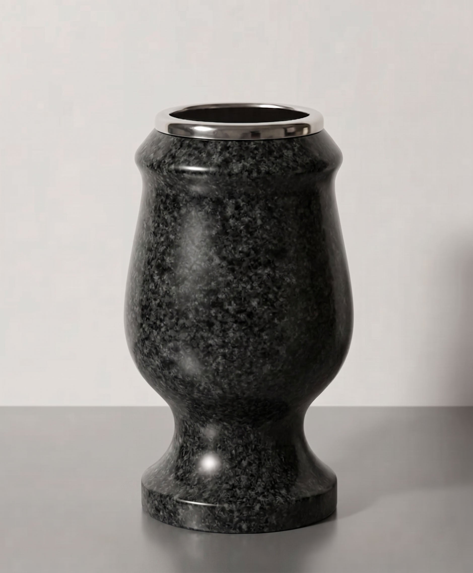 Jarrón copa de granito (22 cm) para sepulturas. Silueta robusta y elegante de gran estabilidad. Ideal para ramos grandes en el cementerio. ¡Compra aquí!