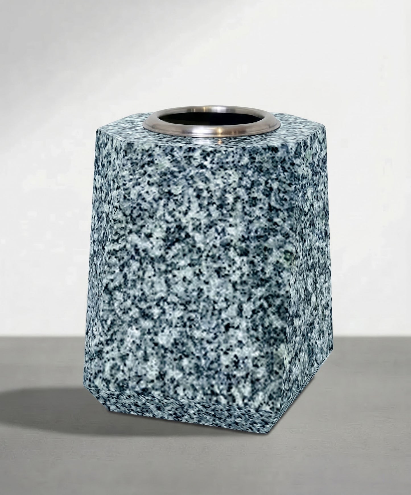 Jarrón de granito con elegantes acabados en chaflán para cementerio. Disponible en tres alturas: 22 cm, 27 cm y 31 cm. Alta resistencia exterior. ¡Elige el tuyo…!