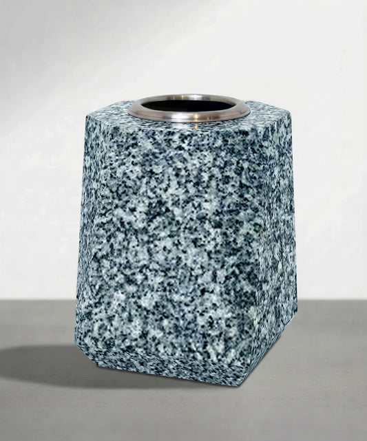 Jarrón de granito con elegantes acabados en chaflán para cementerio. Disponible en tres alturas: 22 cm, 27 cm y 31 cm. Alta resistencia exterior. ¡Elige el tuyo…!