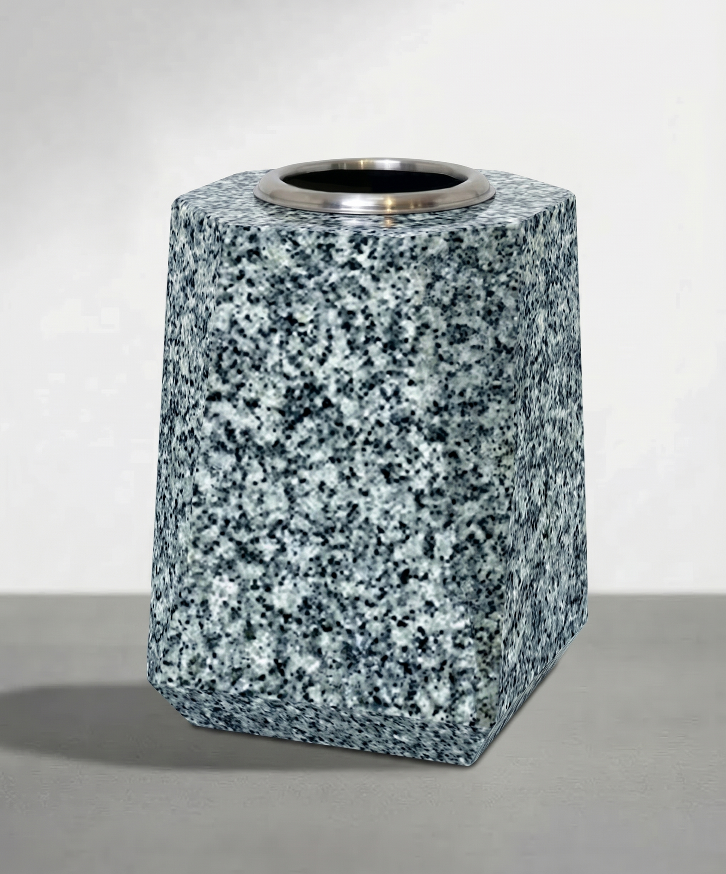 Jarrón de granito con elegantes acabados en chaflán para cementerio. Disponible en tres alturas: 22 cm, 27 cm y 31 cm. Alta resistencia exterior. ¡Elige el tuyo…!