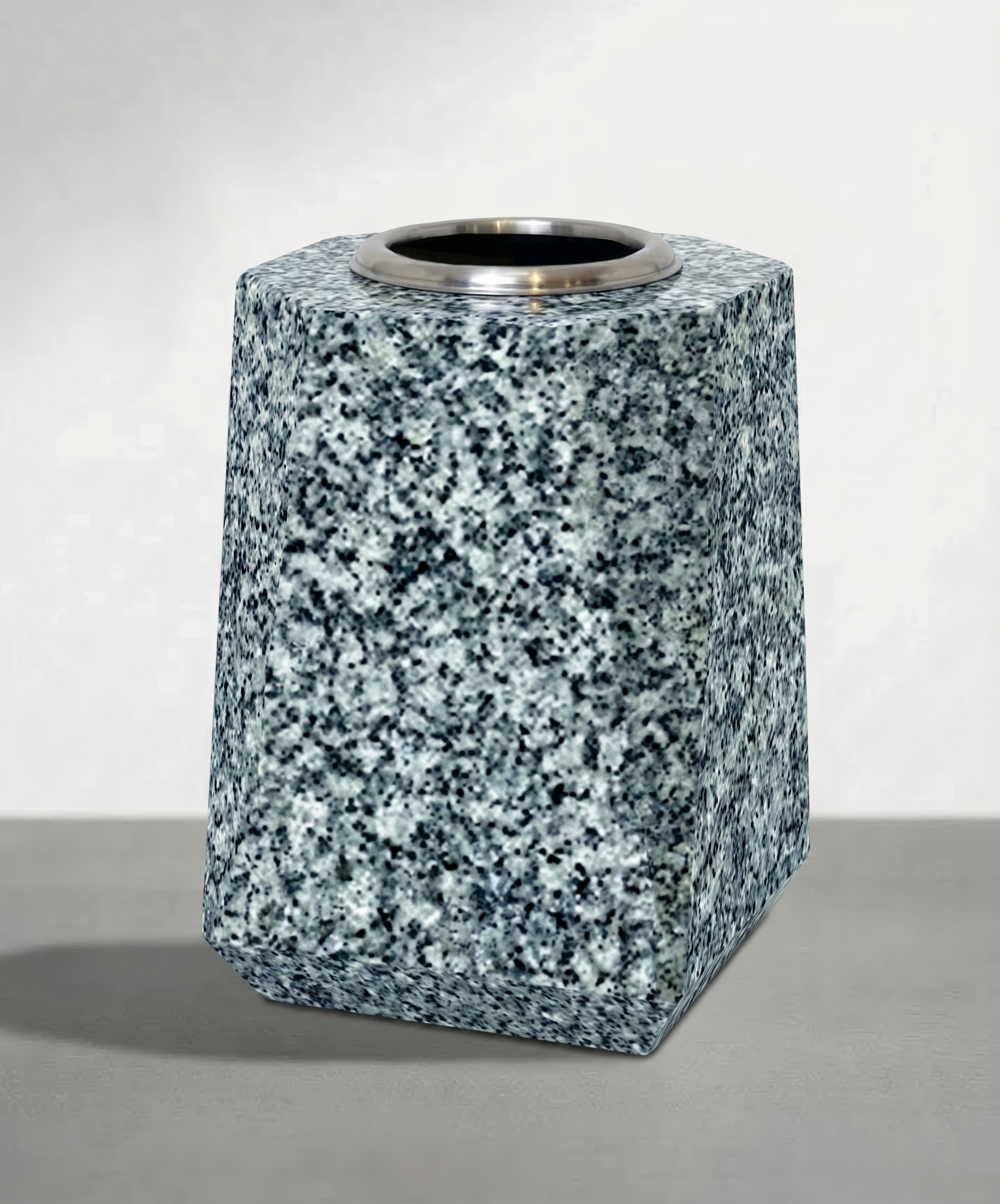 Jarrón de granito con elegantes acabados en chaflán para cementerio. Disponible en tres alturas: 22 cm, 27 cm y 31 cm. Alta resistencia exterior. ¡Elige el tuyo…!