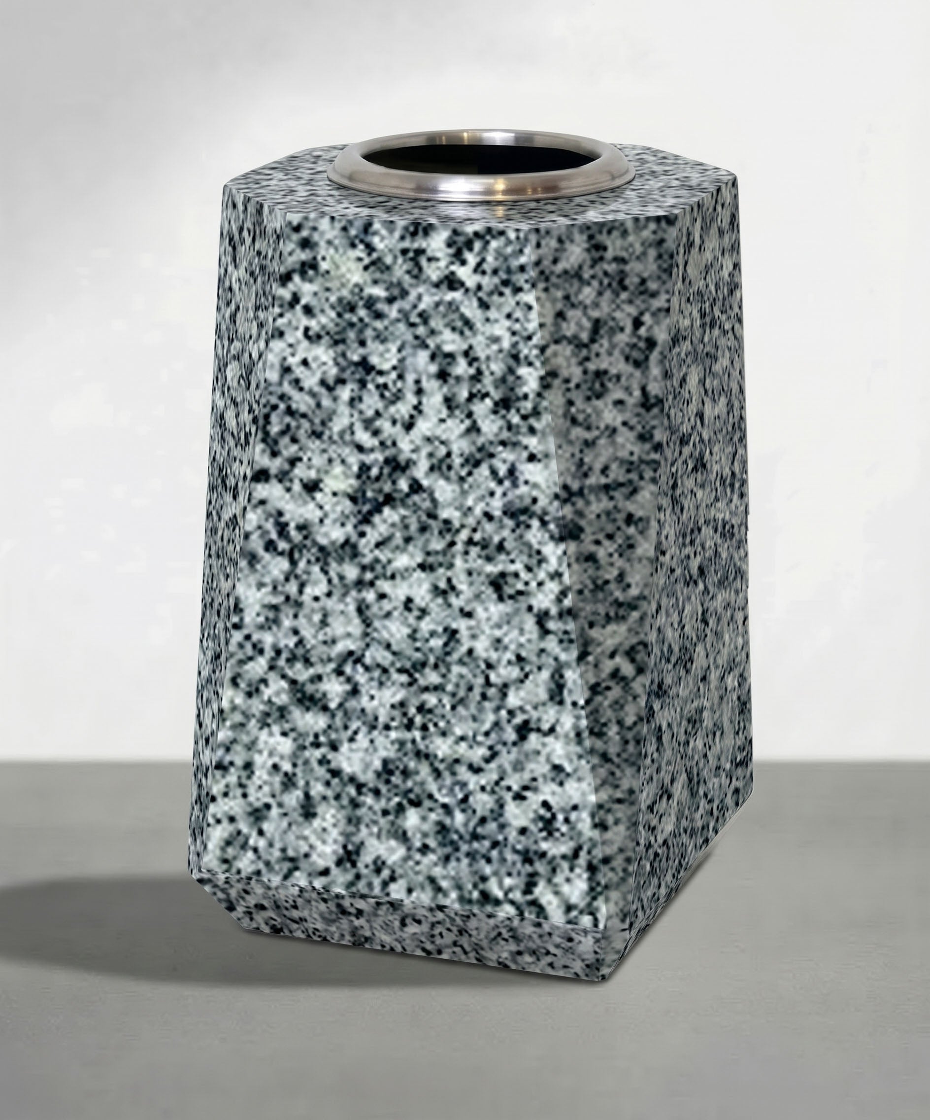 Jarrón de granito con elegantes acabados en chaflán para cementerio. Disponible en tres alturas: 22 cm, 27 cm y 31 cm. Alta resistencia exterior. ¡Elige el tuyo…!