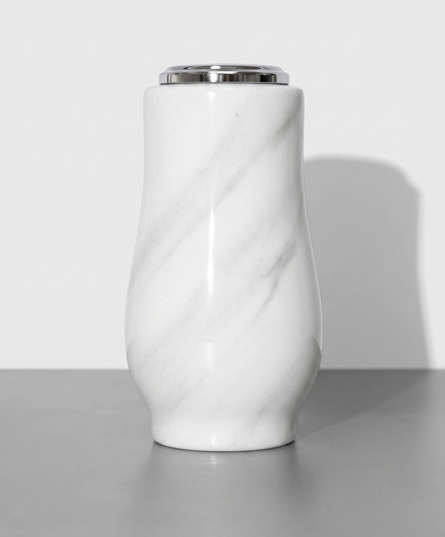 Gran jarrón torneado de granito (28 cm) para sepulturas. Silueta robusta y elegante de gran estabilidad. Ideal para ramos grandes en el cementerio. ¡Compra aquí!