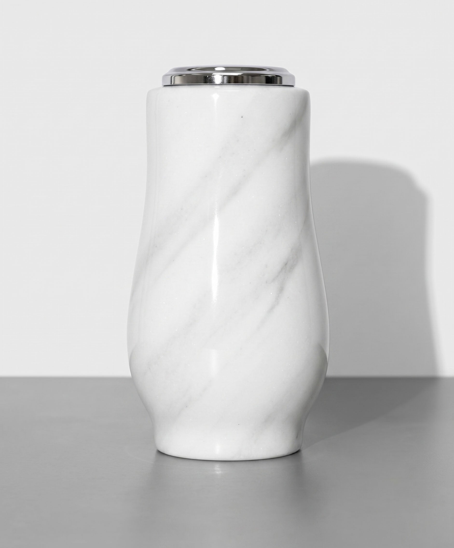 Gran jarrón torneado de granito (28 cm) para sepulturas. Silueta robusta y elegante de gran estabilidad. Ideal para ramos grandes en el cementerio. ¡Compra aquí!